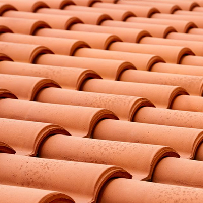 Telhas cerâmicas portuguesas dispostas em telhado